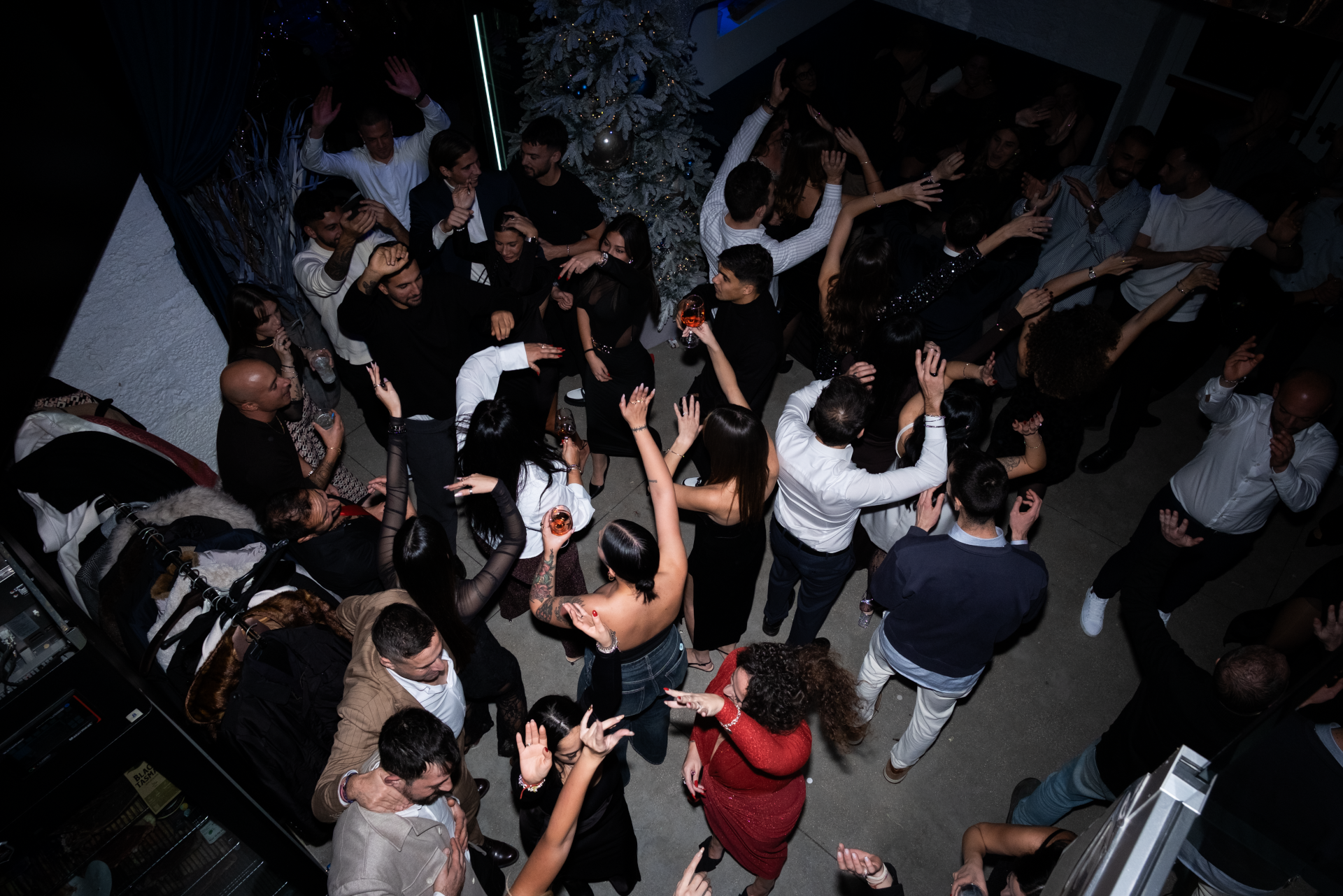 Amici e musica durante una serata al Meduza